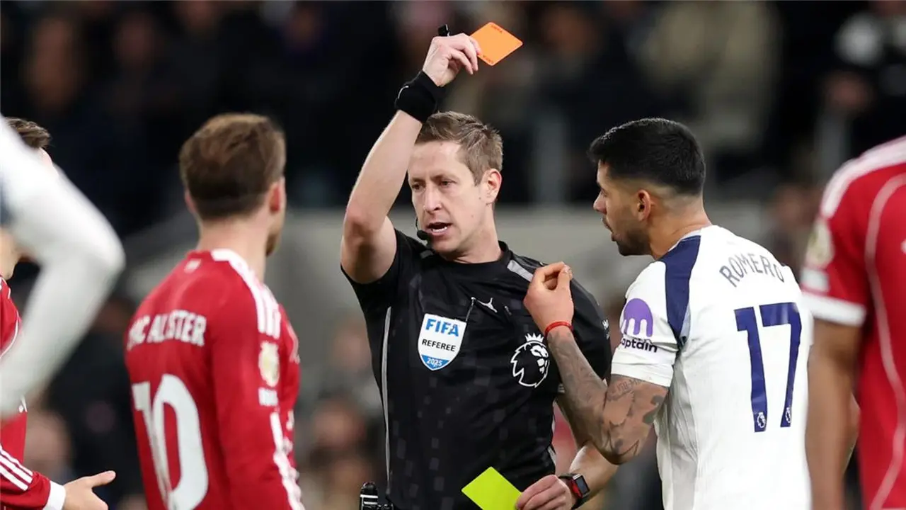 كيث هاكيت: نجم توتنهام نجا من الطرد بحظ في مواجهة ليفربول